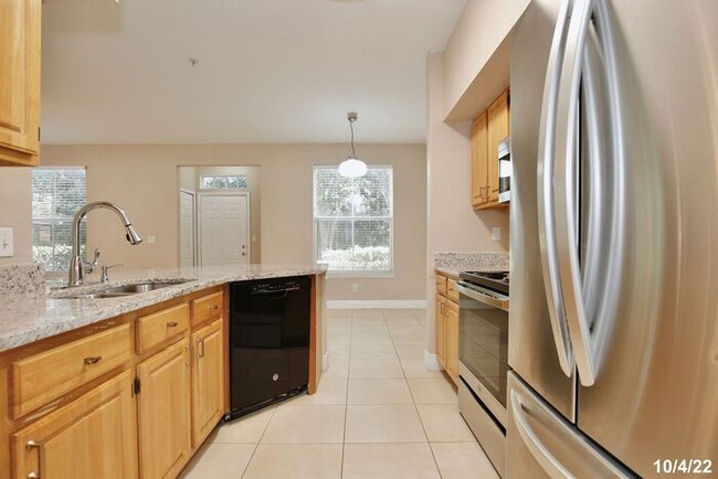 Building Photo - Beautiful 3/2 Spacious Condo with Lawn Car...