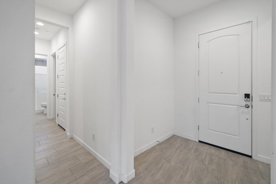 Building Photo - 9738 E Tiburon Ave