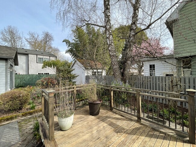 Building Photo - Charming Sellwood Bungalow with Nice Shed, Washer/Dryer, Fenced Yard