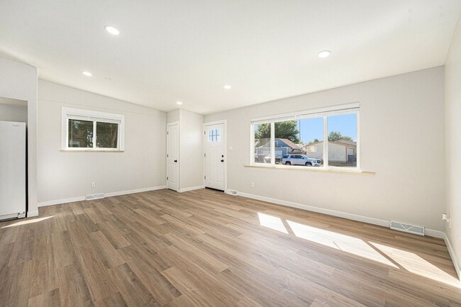 Building Photo - Spacious 6-Bed 3-Bath Home in Federal Heights/Denver