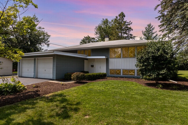 Building Photo - 29 Robin Hill Dr