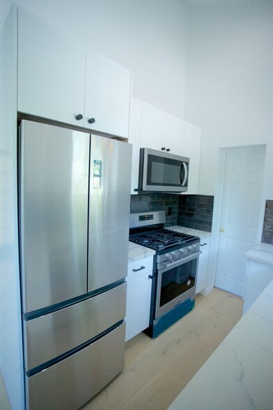 Building Photo - 2119 Hyperion Ave