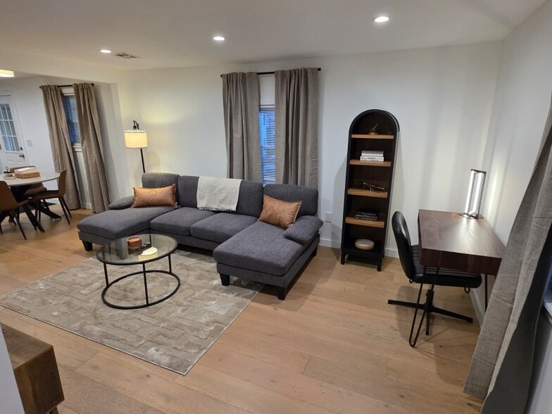 Building Photo - 3038 S Wood Ave