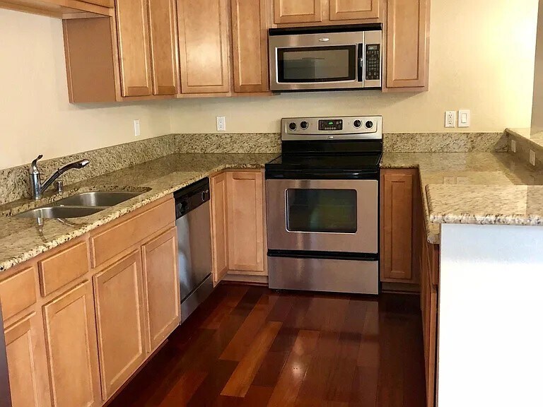 Building Photo - 300 Glenwood Cir