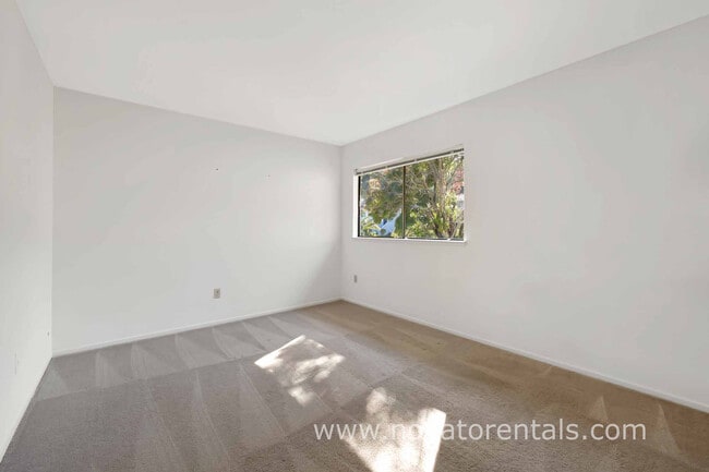 Building Photo - 32 Spinosa Way