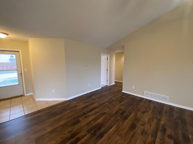 Building Photo - 3BR/2BA with neighborhood pool included!