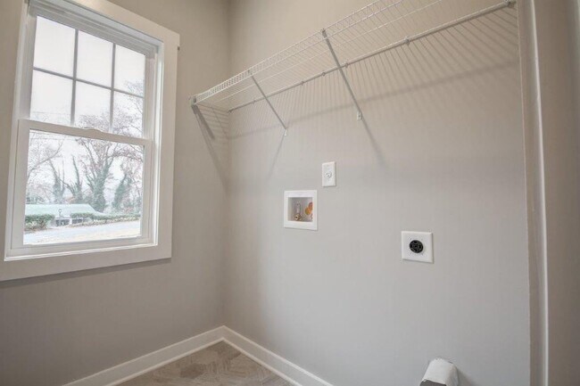 Building Photo - 3709 Centerview Dr