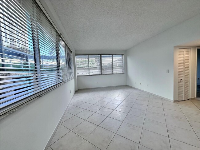 Building Photo - 540 Brickell Key Dr