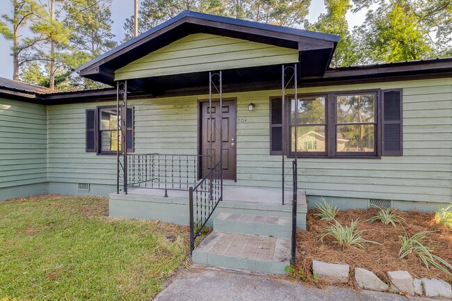 Building Photo - Renovated 3 Bed 2 Bath Home in Downtown Gu...