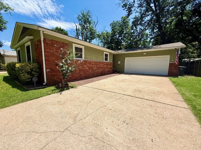 Building Photo - Super Cute Great Neighborhood!