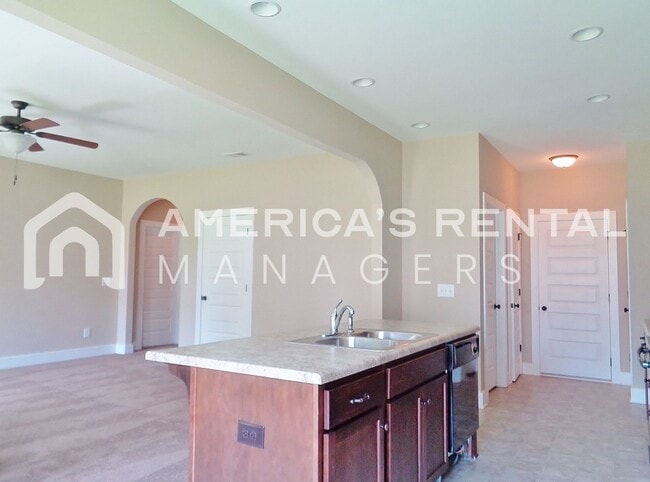 Building Photo - Home in Tuscaloosa..... Available to View Now!!!