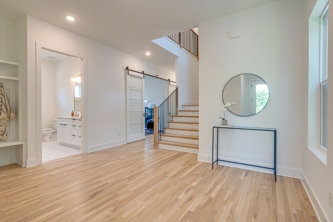 Building Photo - LIKE NEW - Beautiful 4 or 5 BR in Lockelan...