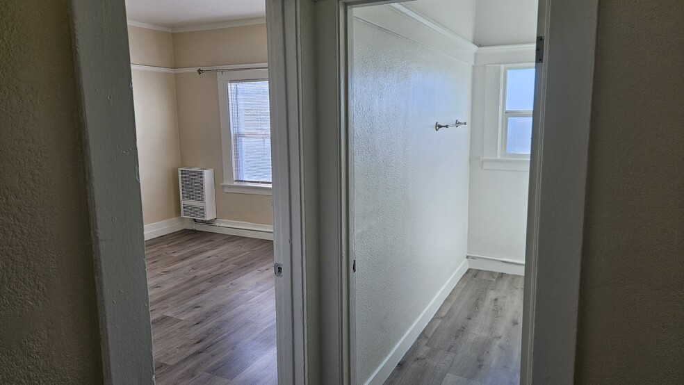 Building Photo - 1330 W 11th St