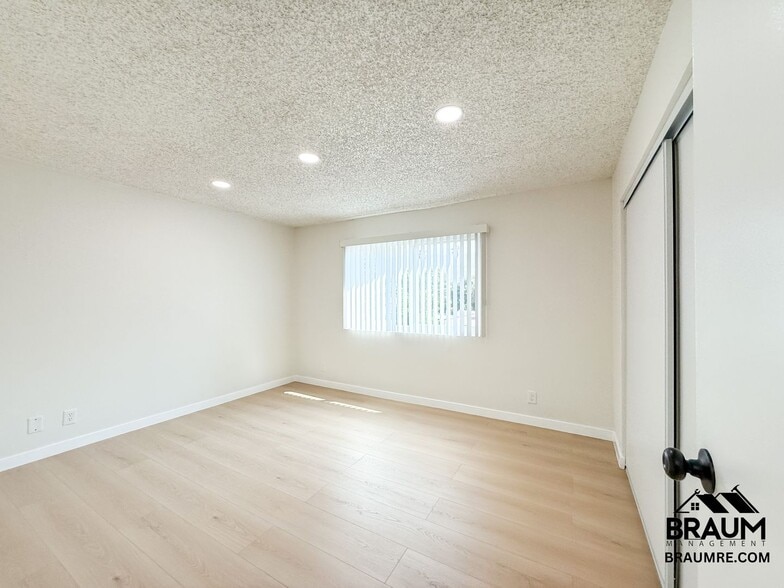Building Photo - 221 W Elm Ave