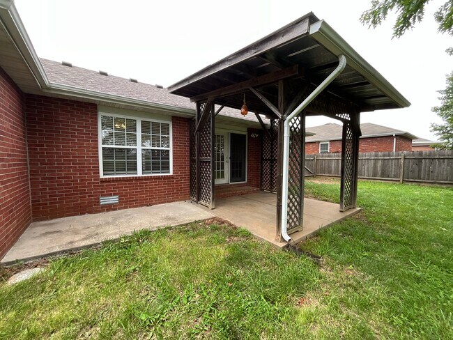 Building Photo - Beautiful Home on Private Setting