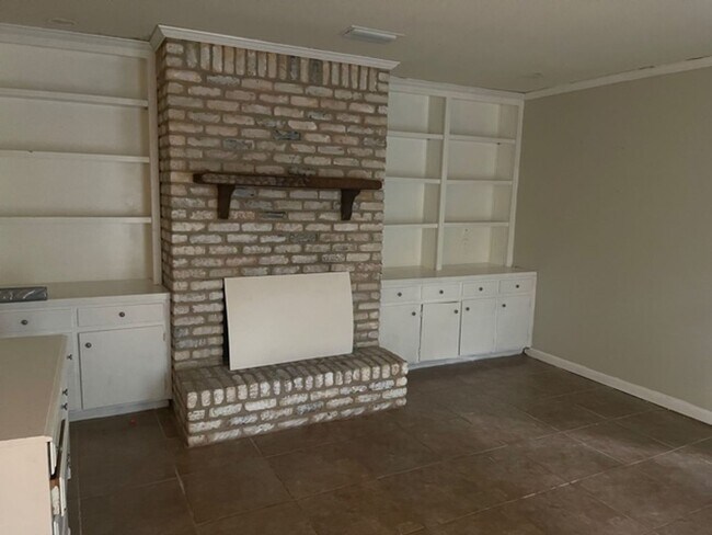 Building Photo - Close to South Alabama 3/2 Single Car Garage