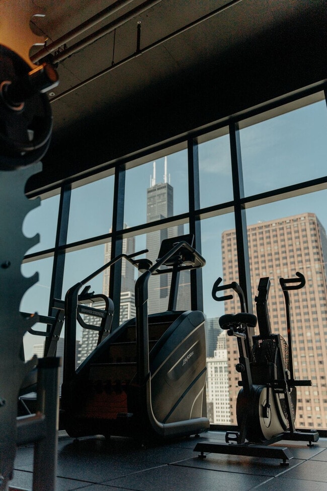 Building Photo - 755 S Clark St