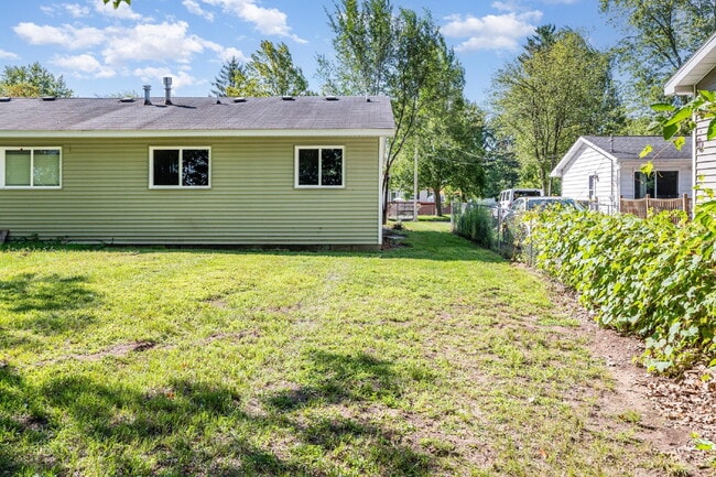 Building Photo - Updated 2-bedroom Duplex at $1150/month