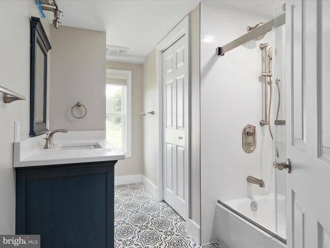 Building Photo - 323 Osage St