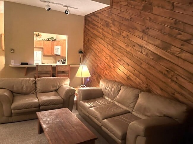 Building Photo - FOR RENT – LAKE HATCHER TOWNHOUSE CONDO