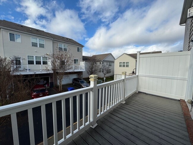Building Photo - Beautiful And Spacious 3 Bed 3.5 Bath Interior Brick Townhome With Balcony In Hastings Marketplace