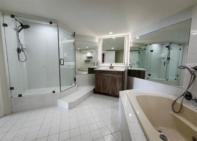 Building Photo - 2100 S Ocean Ln