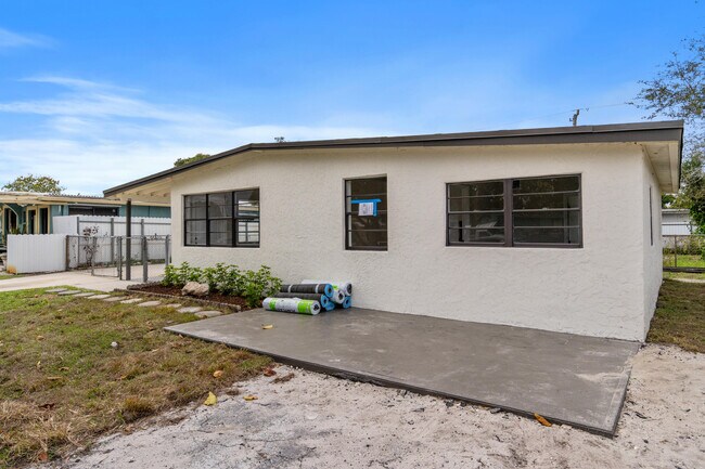 Building Photo - 2415 Lewis Rd