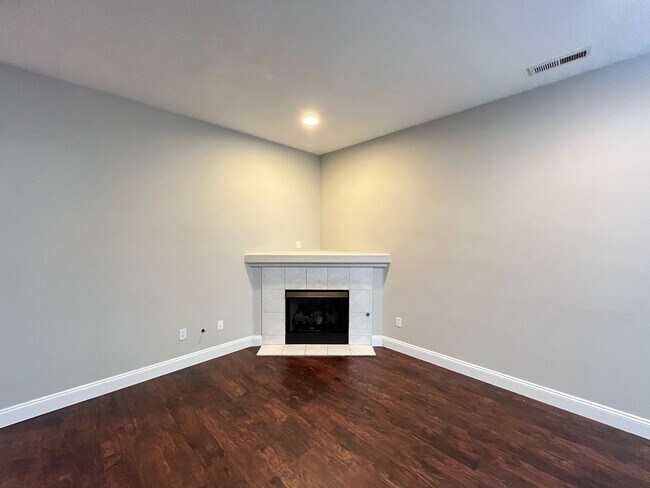 Building Photo - Super-Cute Townhouse! 3 bed + 2.5 baths w/ Fantastic Floor Plan! (A/C & Washer / Dryer included!)