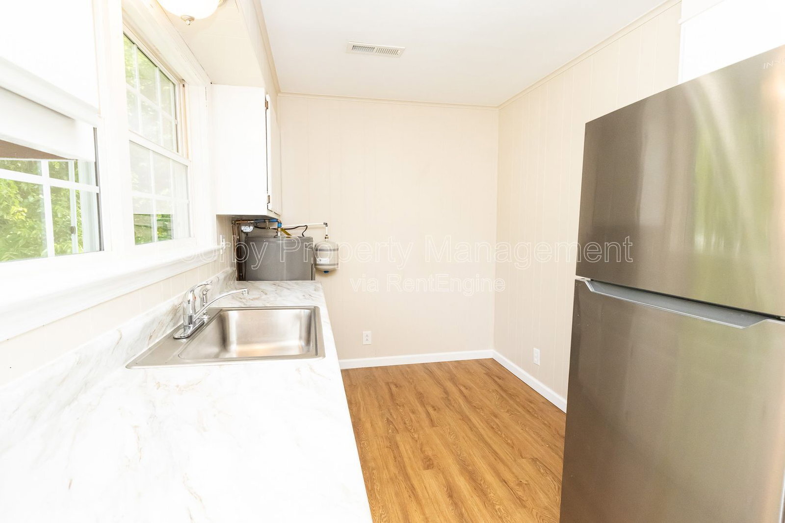 Building Photo - 207 Memorial Dr