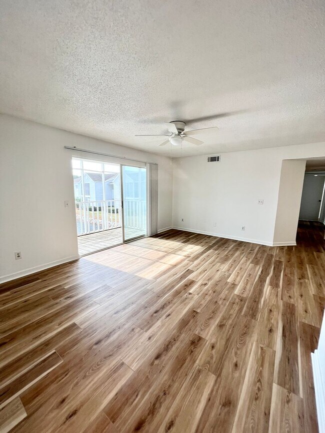 Building Photo - YOU NEED TO SEE THIS VIEW! Renovated 3 Bedroom/2 Bath 2nd FLOOR UNIT!