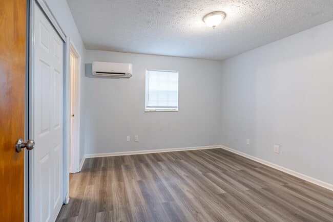 Building Photo - 209 N Woodland Dr