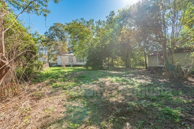 Building Photo - 2524 Rhodes Dr