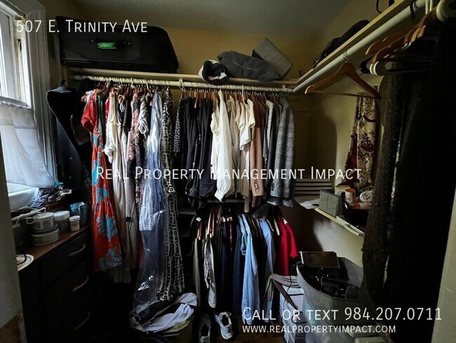 Building Photo - MOVE IN SPECIAL:  $200 OFF RENT Renovated,...