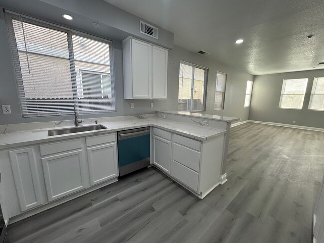 Building Photo - Newly Renovated 4 Bed 3 Bath Brentwood Home