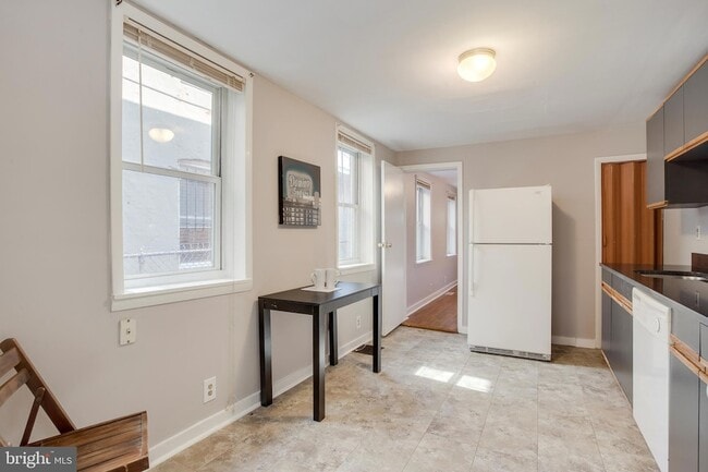 Building Photo - 1731 E Lombard St
