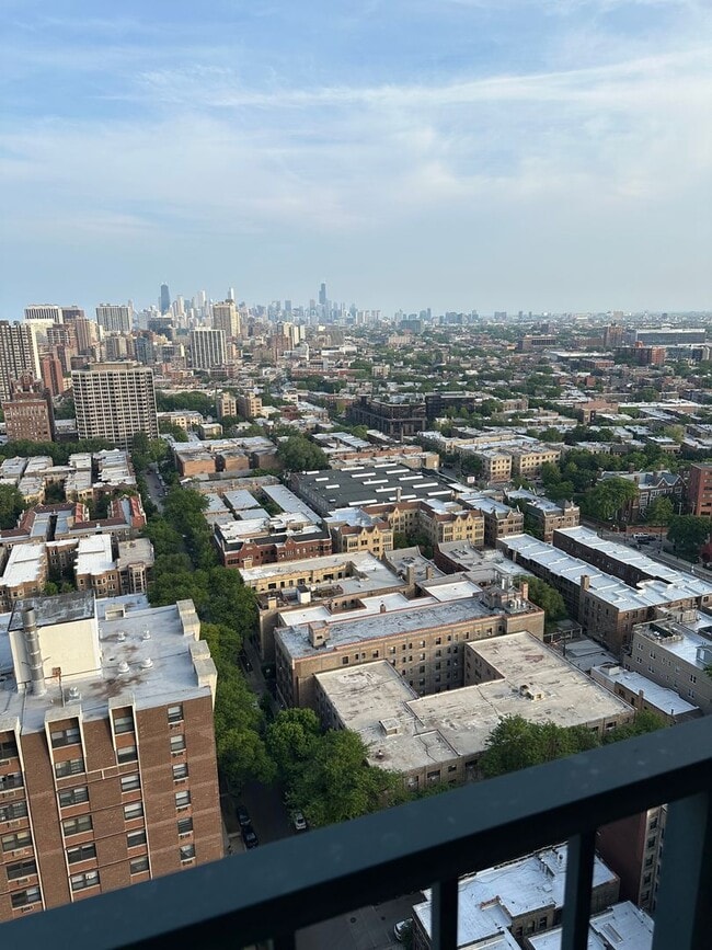 Building Photo - Amazing views from this 31st floor 1bed on...