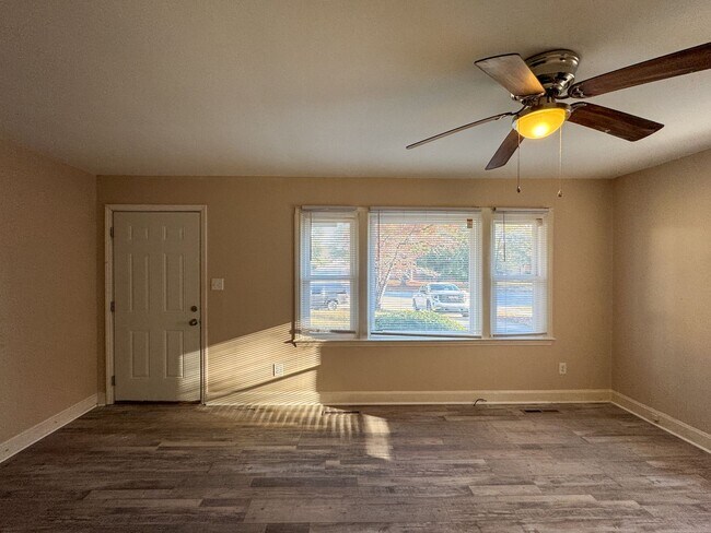 Building Photo - Charming 3 Bed 1 Bath Home Conveniently Lo...