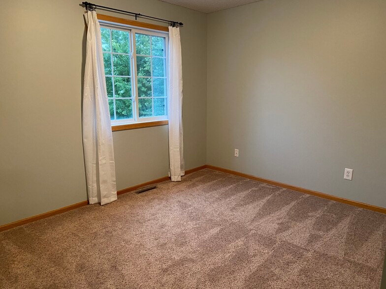 Building Photo - 202 River Woods Dr