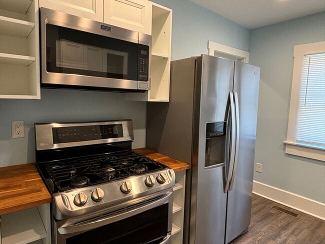 Building Photo - 2 Bed, 2.5 Bath – Second-Story Laundry & Walkable Park Location