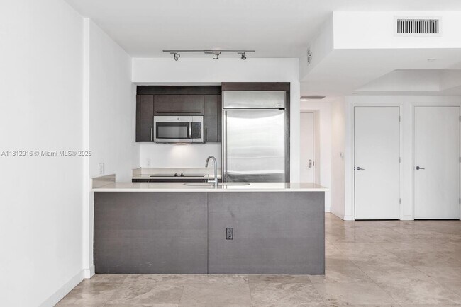 Building Photo - 500 Brickell Ave