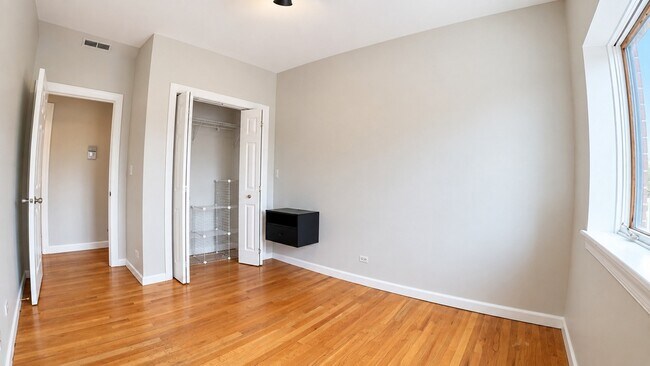 Building Photo - 6005 N Kimball Ave