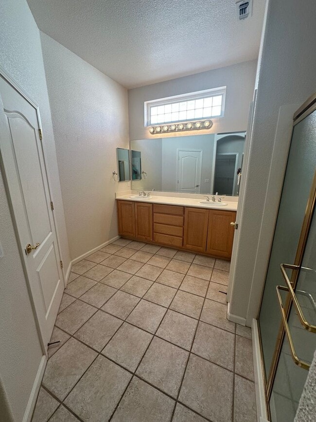 Building Photo - 2 Bed 2 Bath Plus Den In Summerset Orchard...