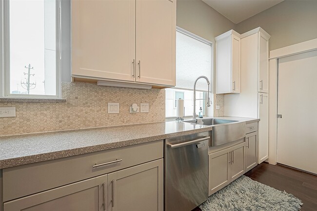 Building Photo - 712 Clark St