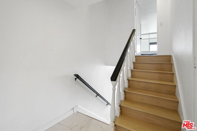 Building Photo - 6 Voyage St