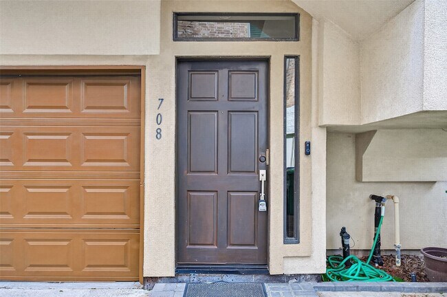 Building Photo - 708 W Clay St