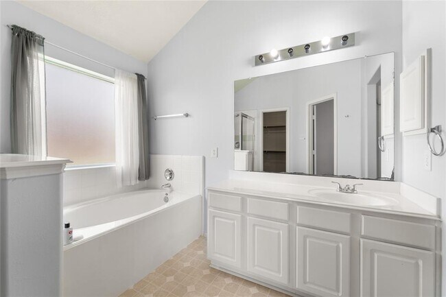 Building Photo - 3511 Cypress Village Dr