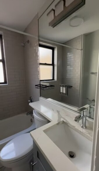 Building Photo - 515 W Belmont Ave