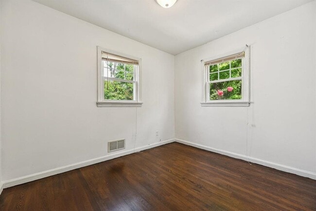 Building Photo - 482 S Elm St