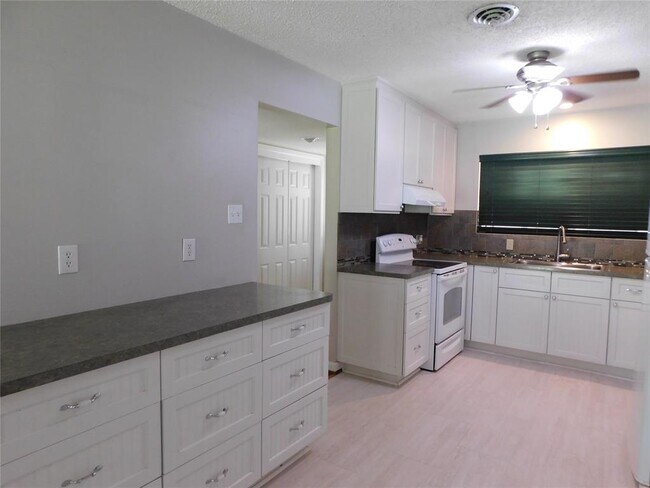 Building Photo - 9710 Pine Lake Dr