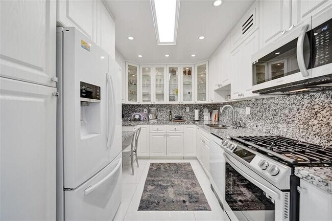 Building Photo - 2030 S Ocean Dr
